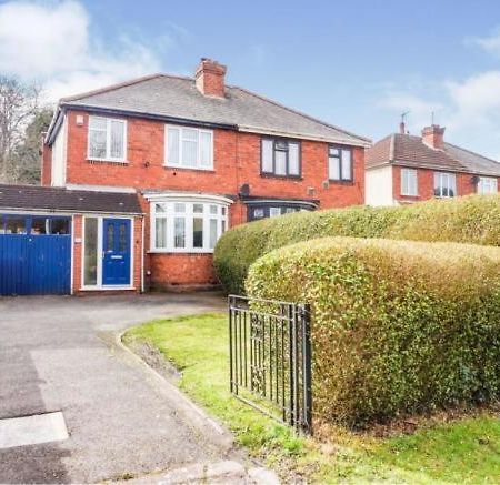 L & J Escapes- 4 Bedrooms Suitable For Contractors And Families- Large Private Parking-10 Minutes To M6 Junction 9 Coseley Екстериор снимка