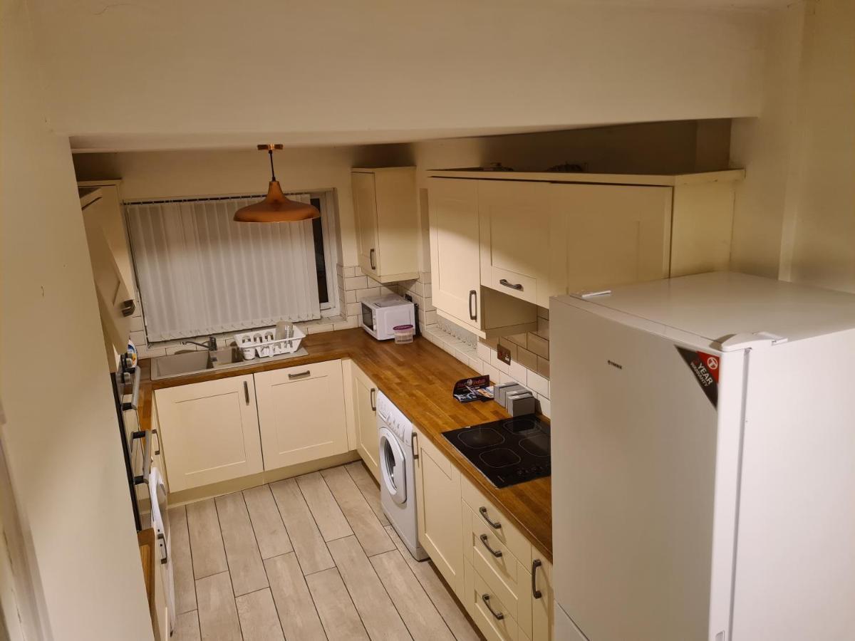 L & J Escapes- 4 Bedrooms Suitable For Contractors And Families- Large Private Parking-10 Minutes To M6 Junction 9 Coseley Екстериор снимка