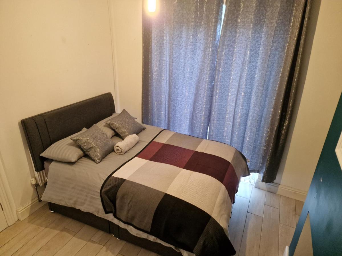 L & J Escapes- 4 Bedrooms Suitable For Contractors And Families- Large Private Parking-10 Minutes To M6 Junction 9 Coseley Екстериор снимка